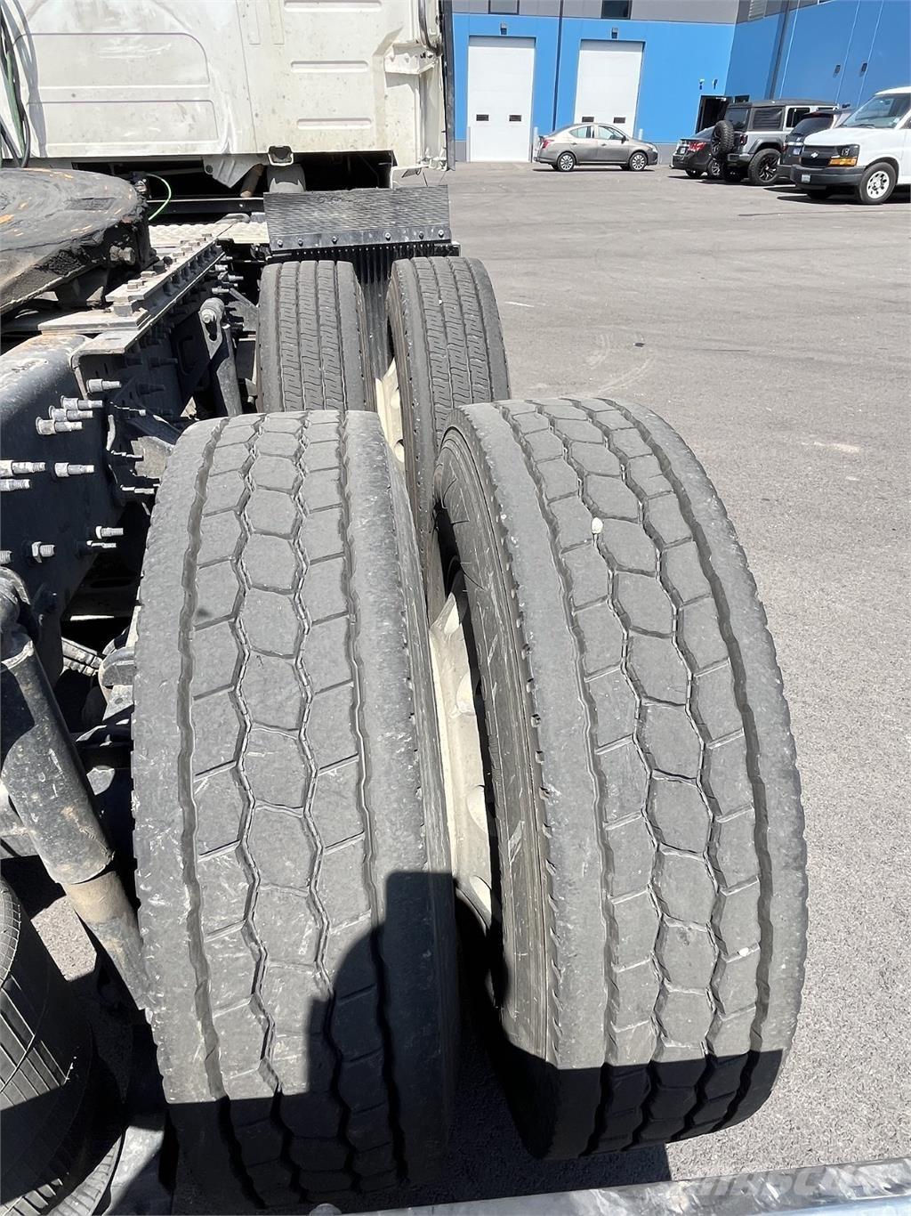 Volvo VNL860 中古トラクターヘッド | トレーラーヘッド