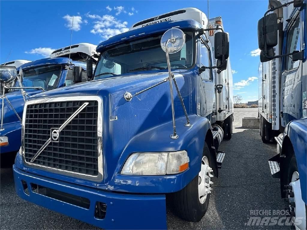 Volvo VNM64T200 冷凍冷蔵車