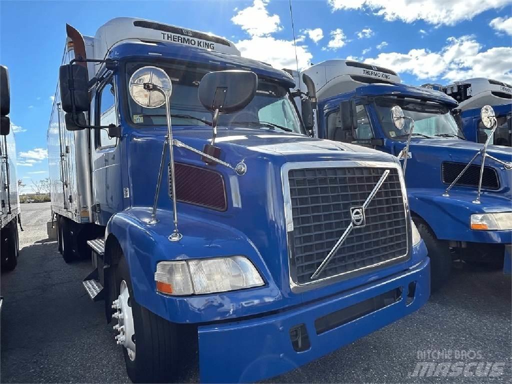 Volvo VNM64T200 冷凍冷蔵車