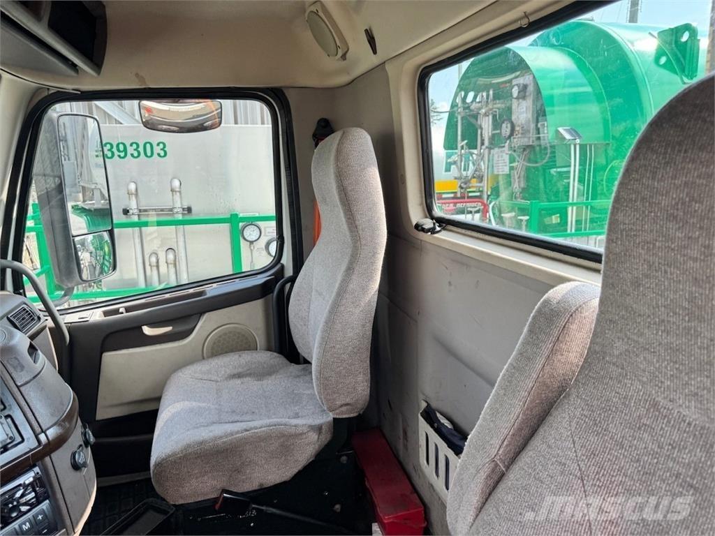 Volvo VNM64T200 中古トラクターヘッド | トレーラーヘッド