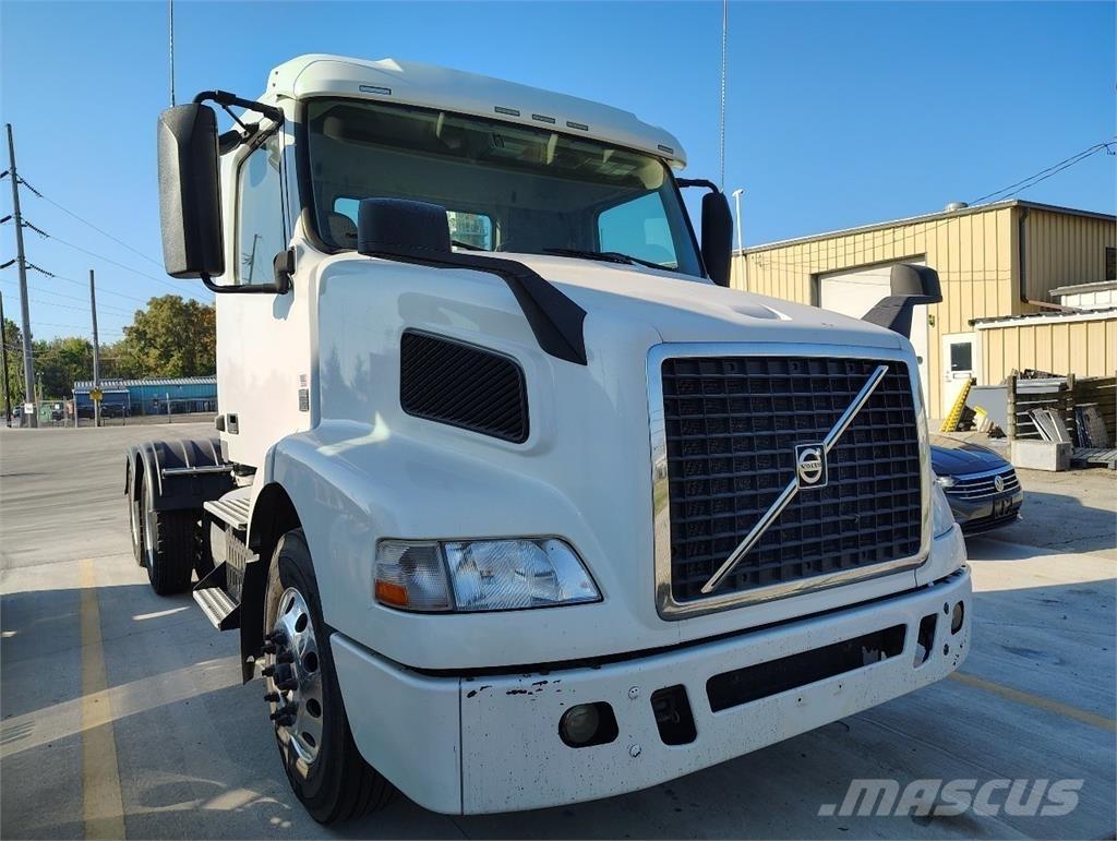 Volvo VNM64T200 中古トラクターヘッド | トレーラーヘッド