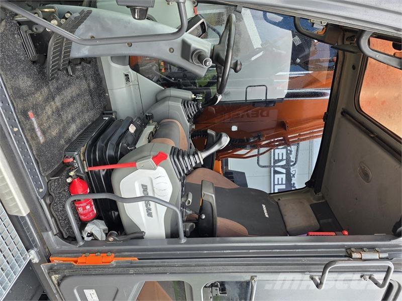 Doosan DX170W-5 ホイール式油圧ショベル（パワーショベル・ユンボ・バックホー）