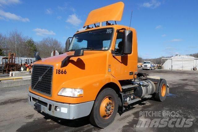 Volvo VNM42T キャブ付きシャーシ