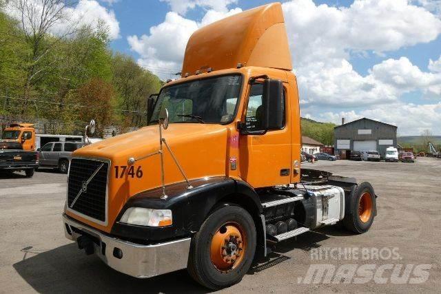 Volvo VNM42T キャブ付きシャーシ