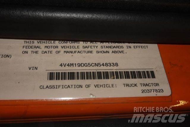 Volvo VNM42T キャブ付きシャーシ
