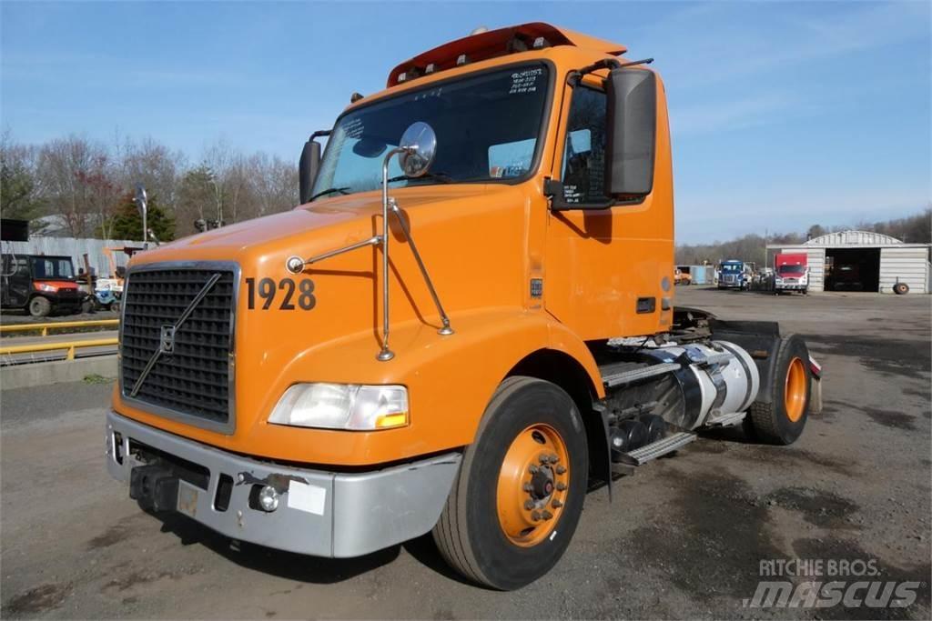 Volvo VNM42T キャブ付きシャーシ