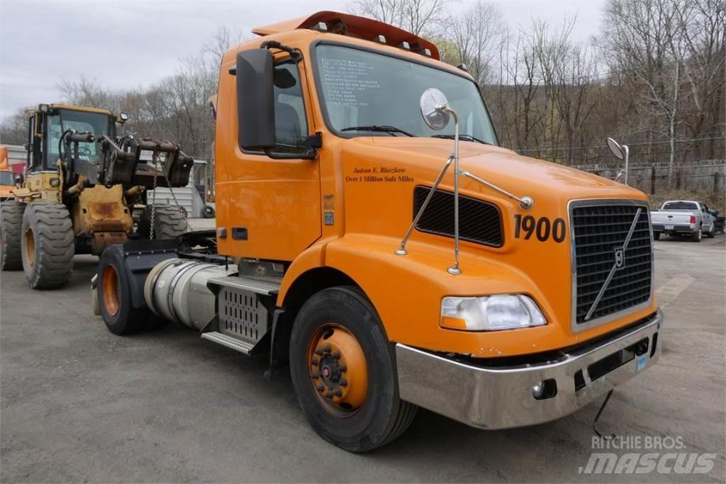 Volvo VNM42T キャブ付きシャーシ