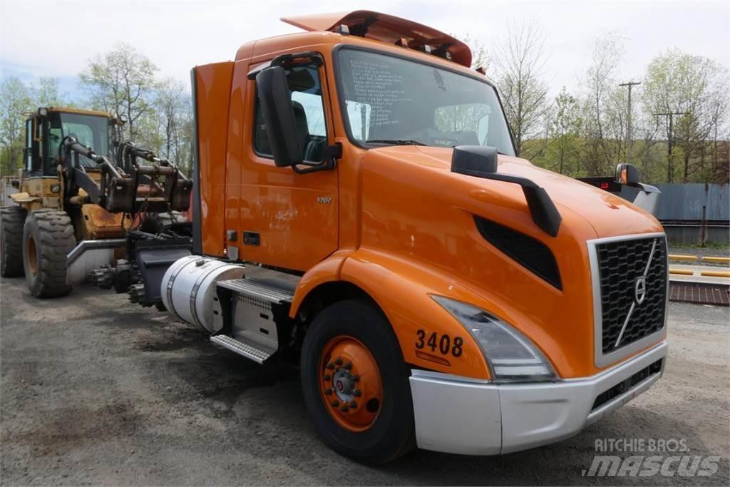 Volvo VNR64T300 キャブ付きシャーシ