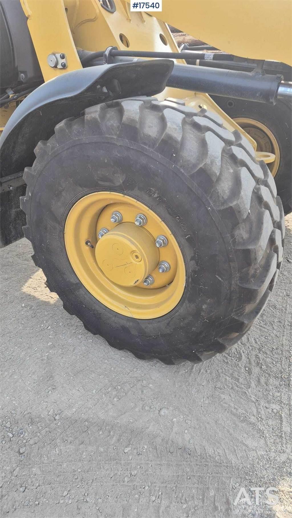 CAT 906M ホイールローダー・タイヤショベル