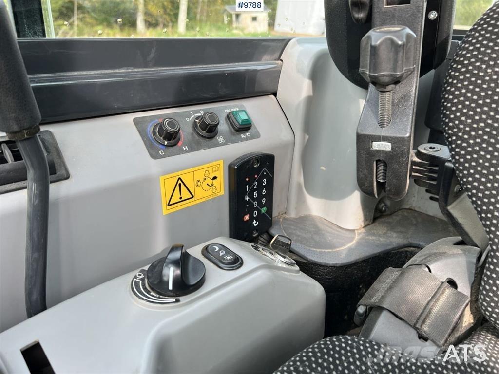 Komatsu PC55MR-5E0 ミニ油圧ショベル 7t以下（ミニユンボ・ミニディガー）