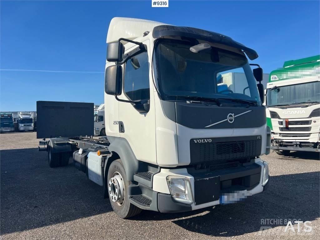 Volvo FL250 キャブ付きシャーシ