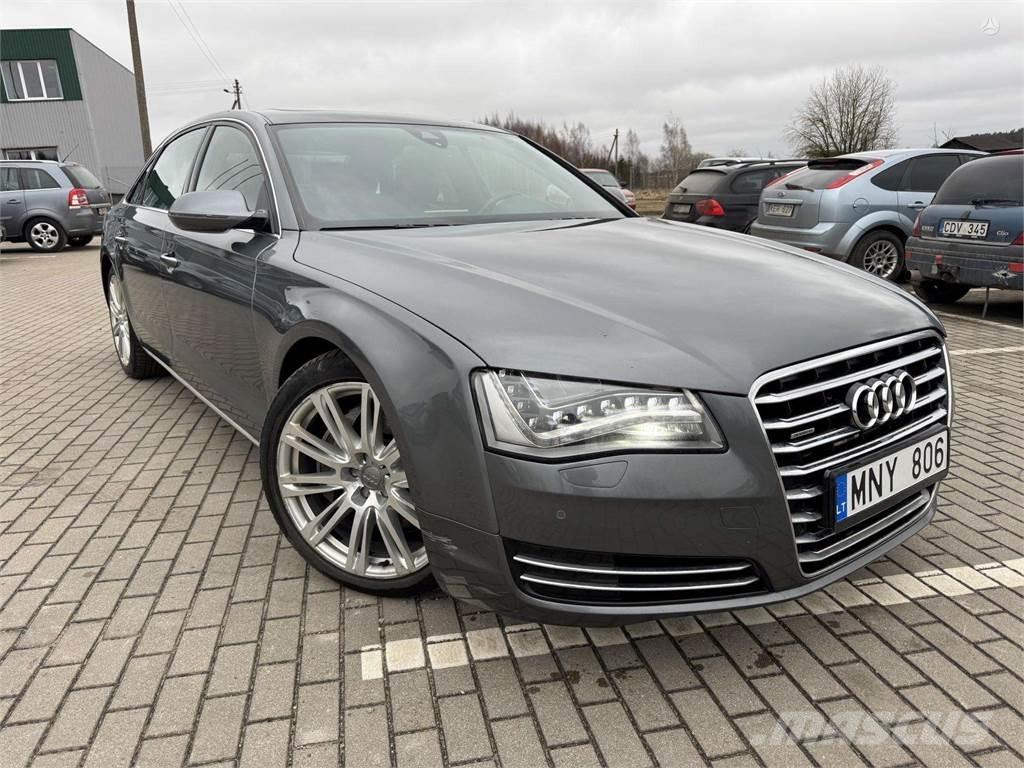 Audi  自動車