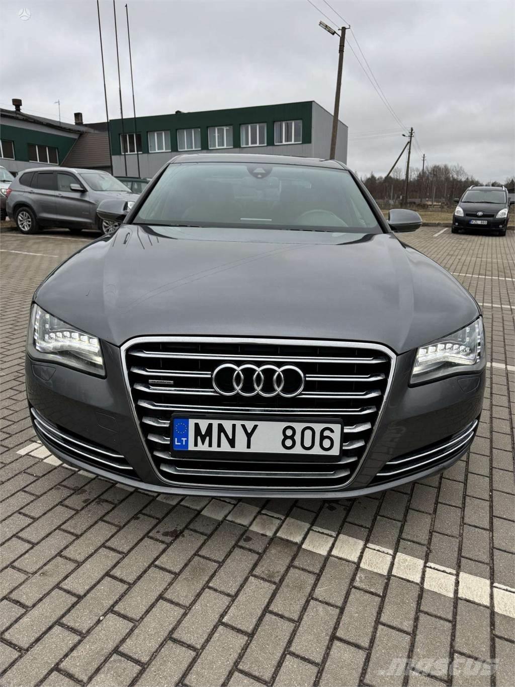 Audi  自動車