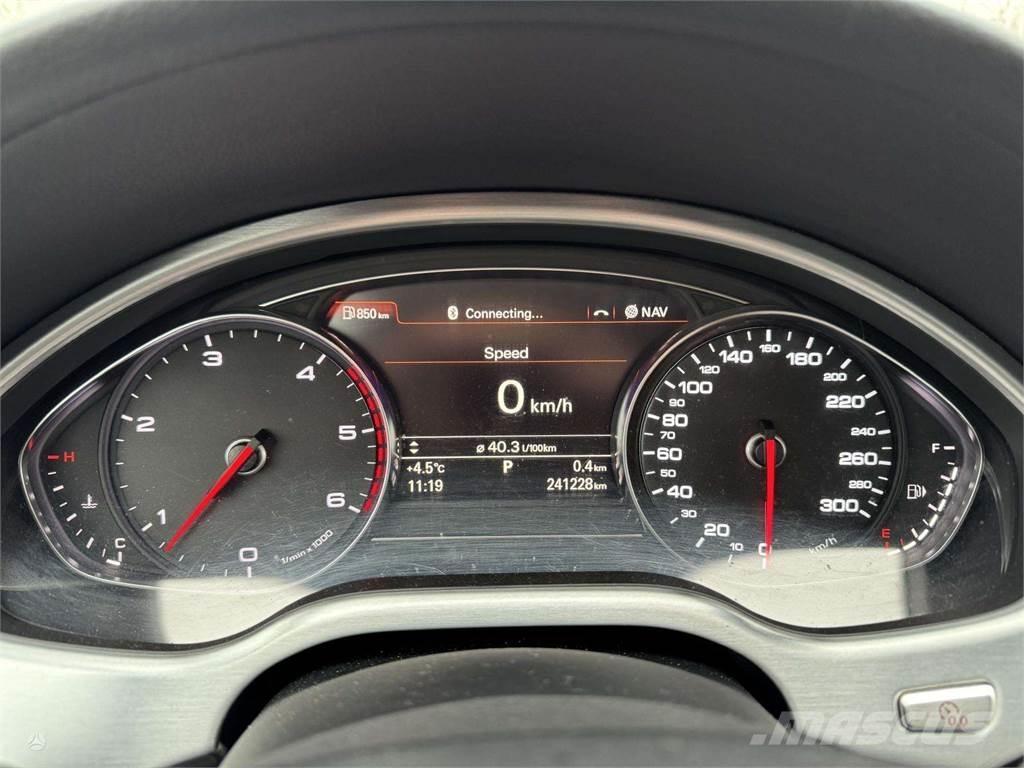Audi  自動車