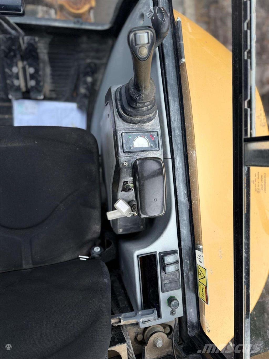 CAT 302.7 DCR ミニ油圧ショベル 7t以下（ミニユンボ・ミニディガー）