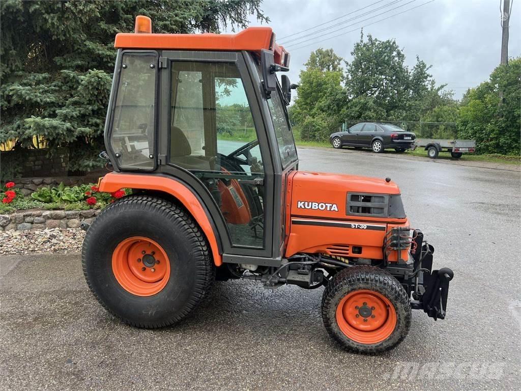 Kubota ST-30 トラクター