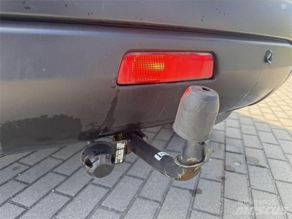 Nissan  自動車