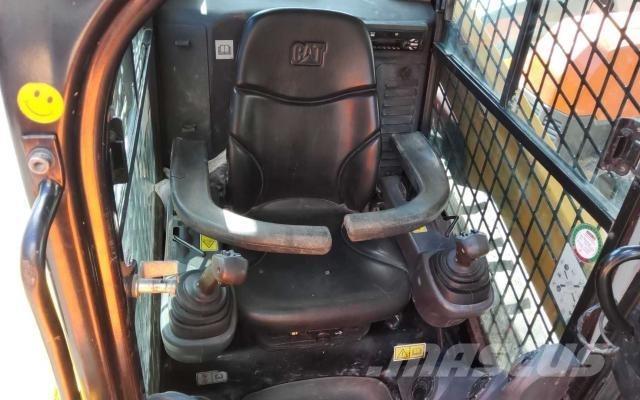 CAT 259D HF スキッドステアローダー