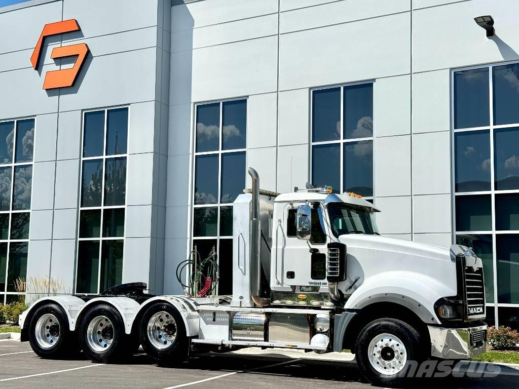 Mack Titan TD 713 中古トラクターヘッド | トレーラーヘッド