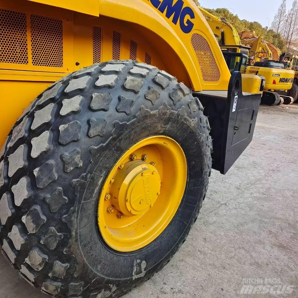 XCMG XS 142 J 振動ローラ