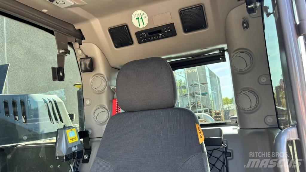 Volvo ECR 235 E 大型油圧ショベル12t以上（パワーショベル・ユンボ）