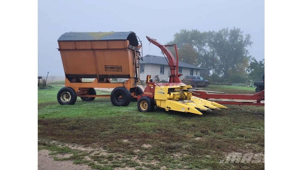 New Holland FP230 フォレージハーベスター