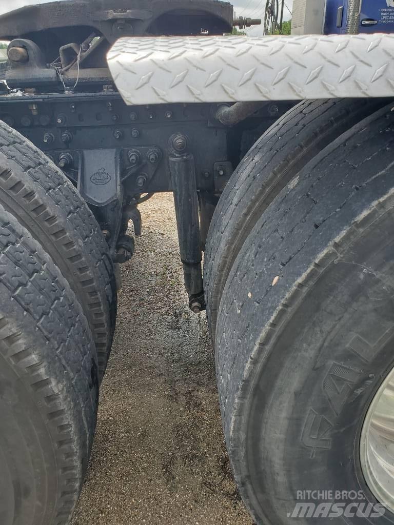 Mack P 164 T キャブ付きシャーシ