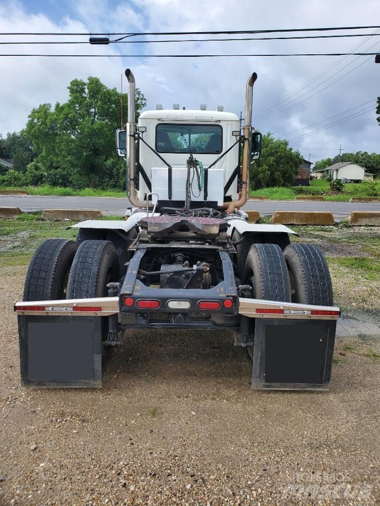 Mack P 164 T キャブ付きシャーシ