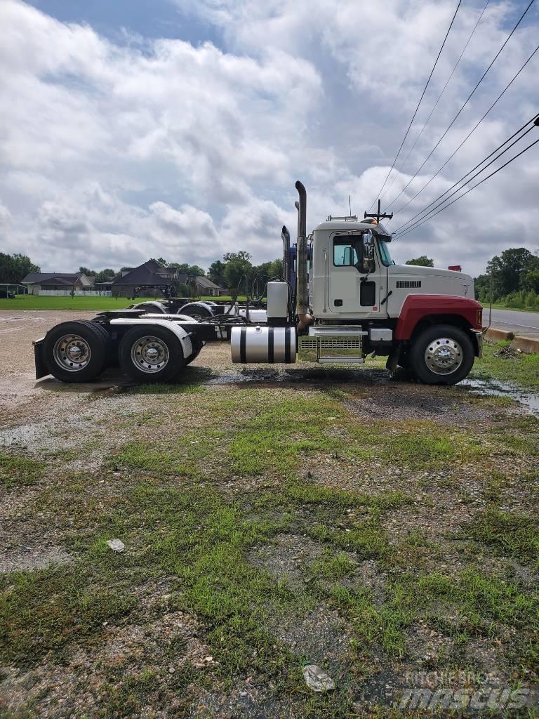 Mack P 164 T キャブ付きシャーシ