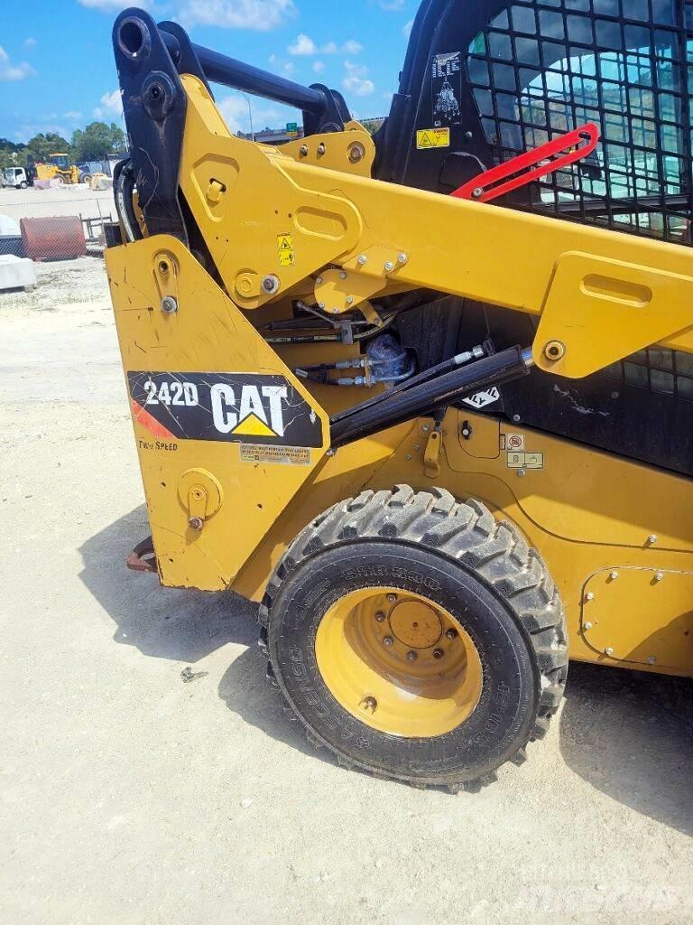 CAT 242 D スキッドステアローダー