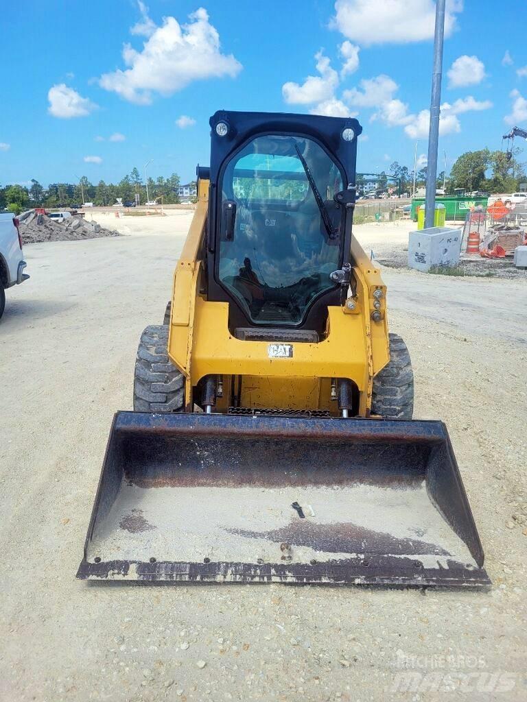 CAT 242 D スキッドステアローダー