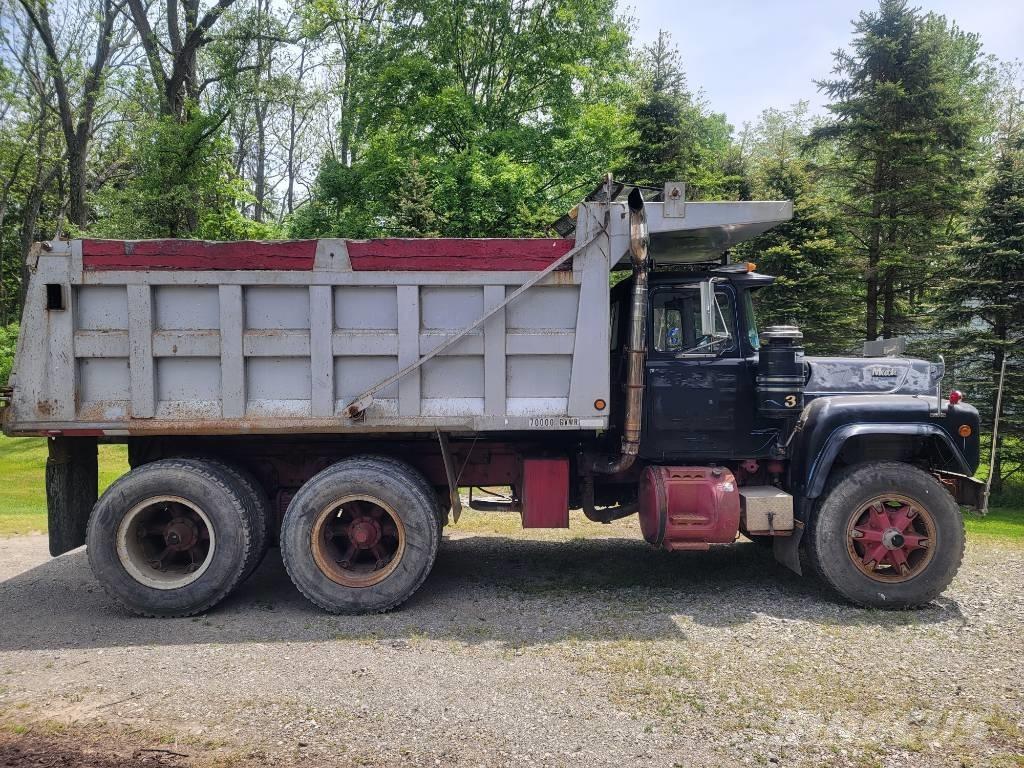 Mack RD 690 SX ダンプ