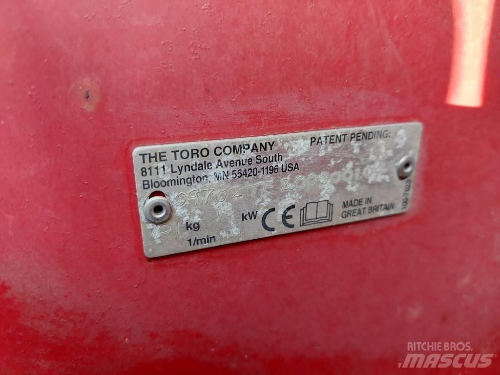Toro Procore 880 エアレーション・サッチング機