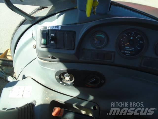 New Holland 575 E バックホーローダー