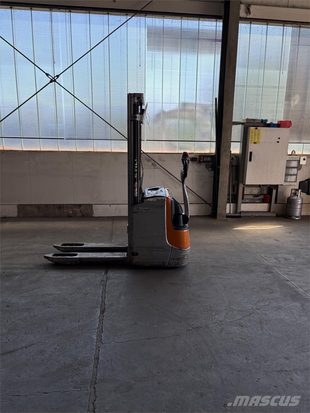 Still EXV 12i 自走式スタッカー