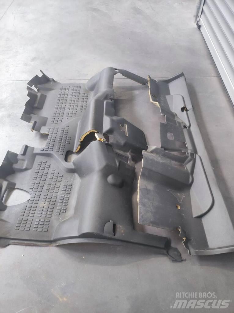 Nissan Floor Mat キャビン及び内装