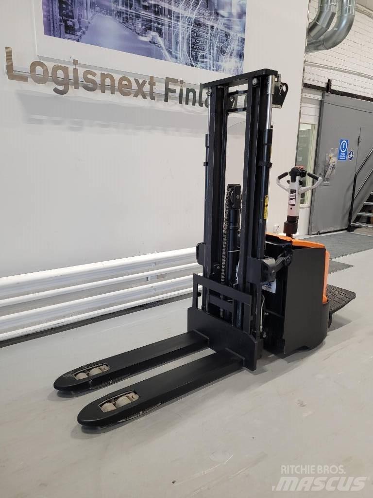 Rocla SPE16i 自走式スタッカー