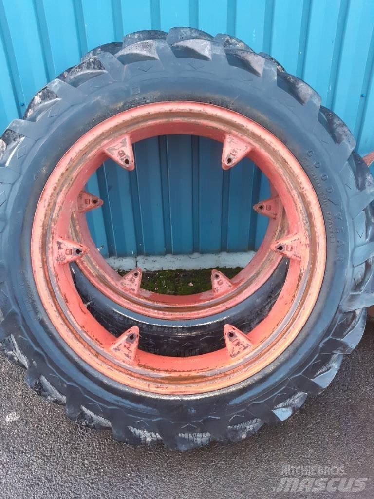 Goodyear 12.4-36 タイヤ、ホイル、リム
