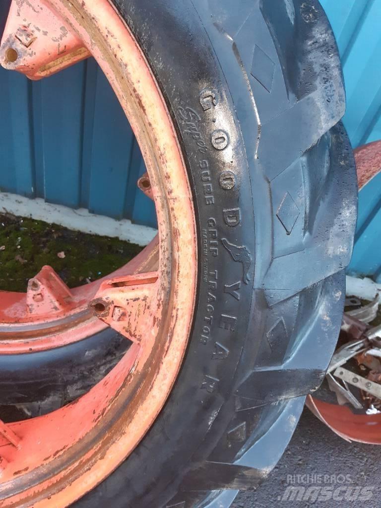 Goodyear 12.4-36 タイヤ、ホイル、リム