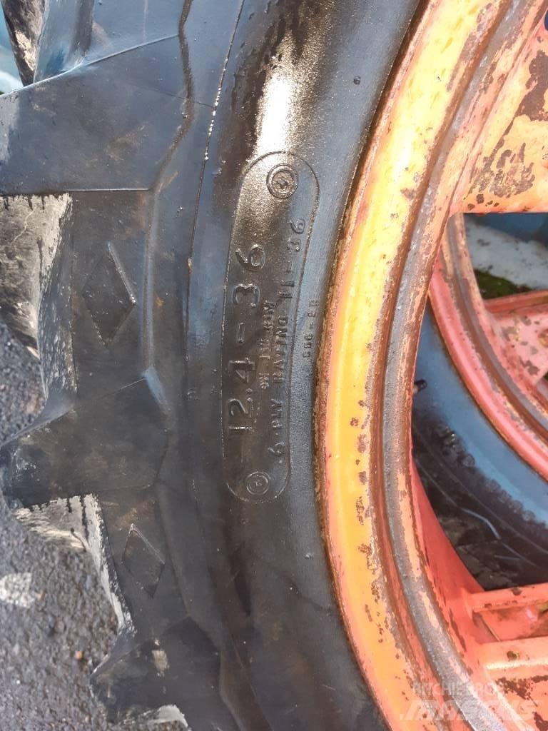 Goodyear 12.4-36 タイヤ、ホイル、リム