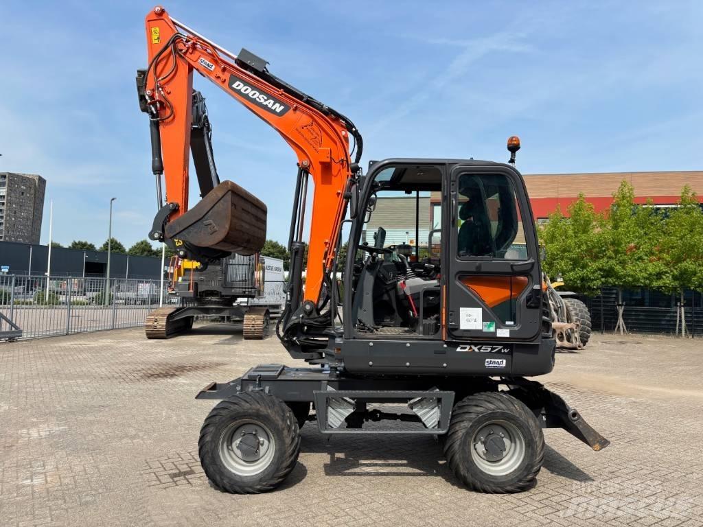 Doosan DX 57 ホイール式油圧ショベル（パワーショベル・ユンボ・バックホー）