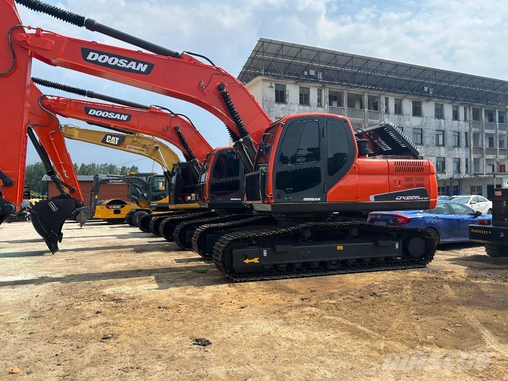 Doosan DX 225 LC 大型油圧ショベル12t以上（パワーショベル・ユンボ）