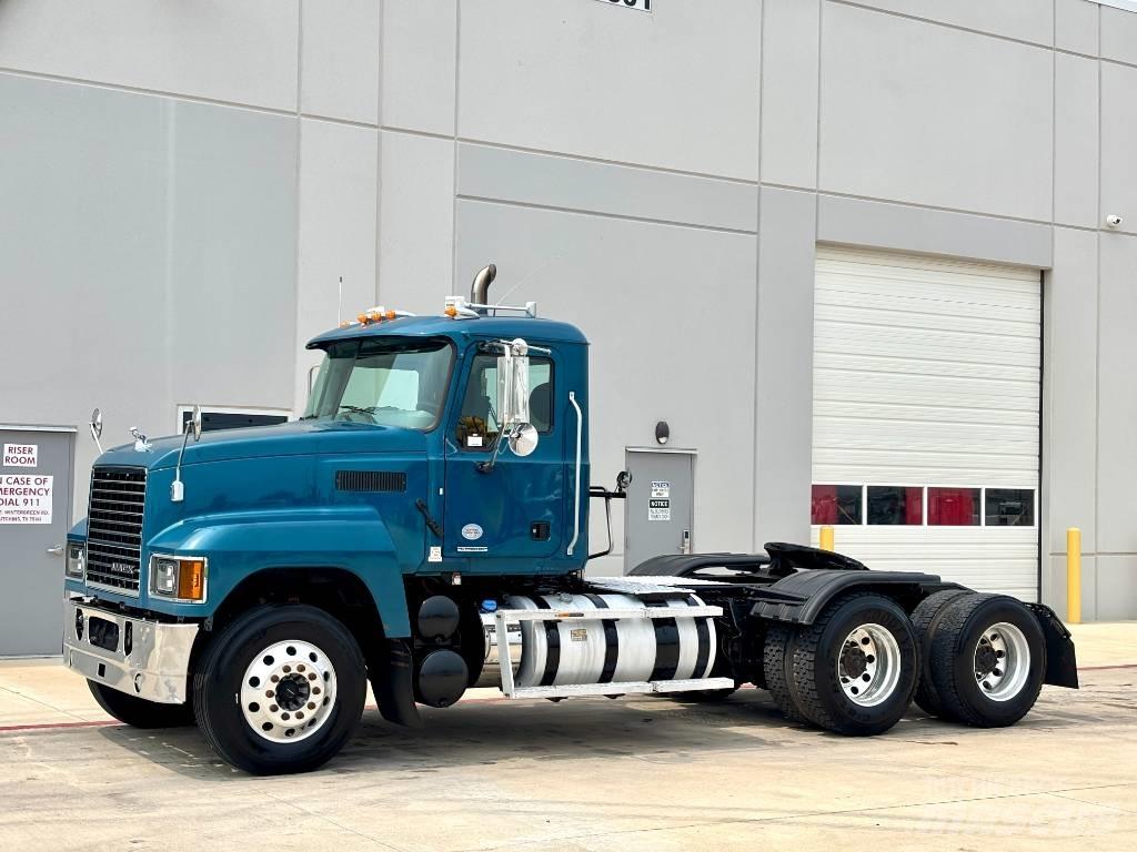 Mack Pinnacle 中古トラクターヘッド | トレーラーヘッド