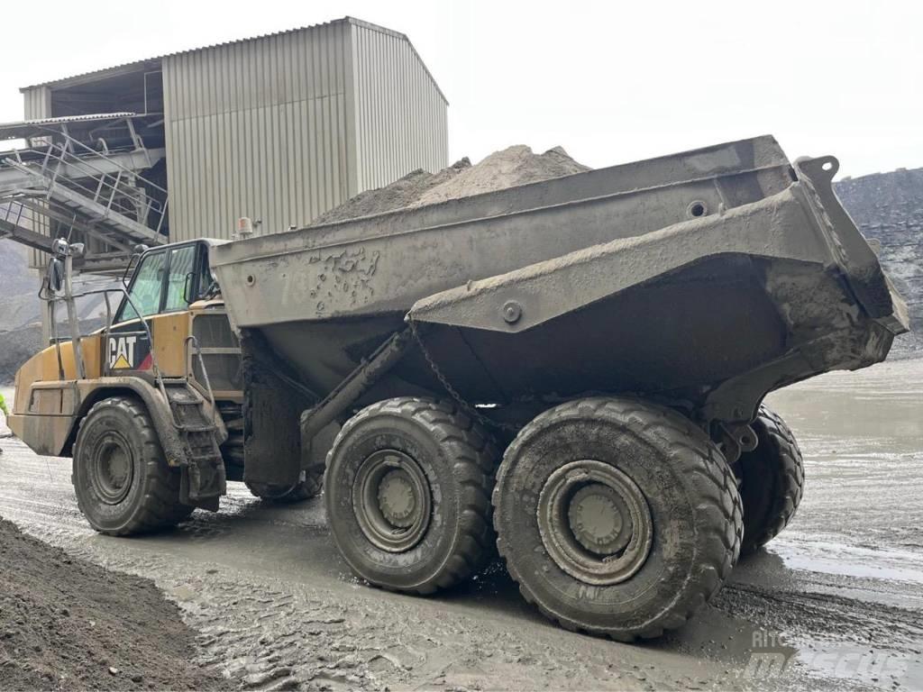 CAT 730 C アーティキュレート式ダンプトラック