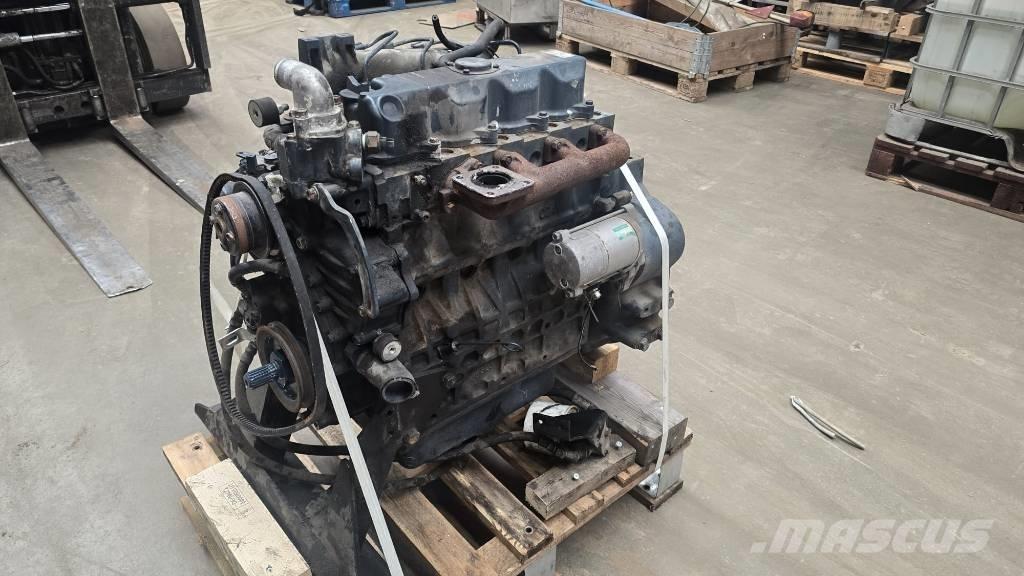 Kubota V 2403 エンジン