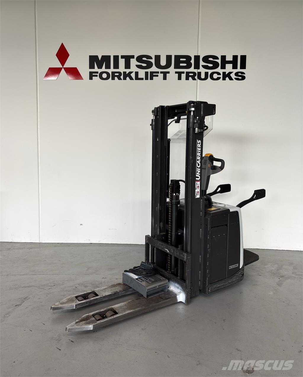 Atlet PSP160 自走式スタッカー