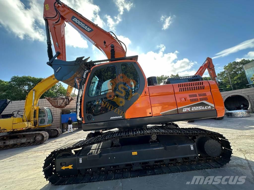 Doosan DX 225 LCA 大型油圧ショベル12t以上（パワーショベル・ユンボ）