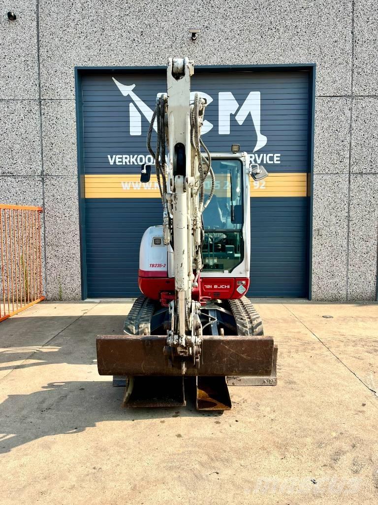 Takeuchi TB 235 ミニ油圧ショベル 7t以下（ミニユンボ・ミニディガー）