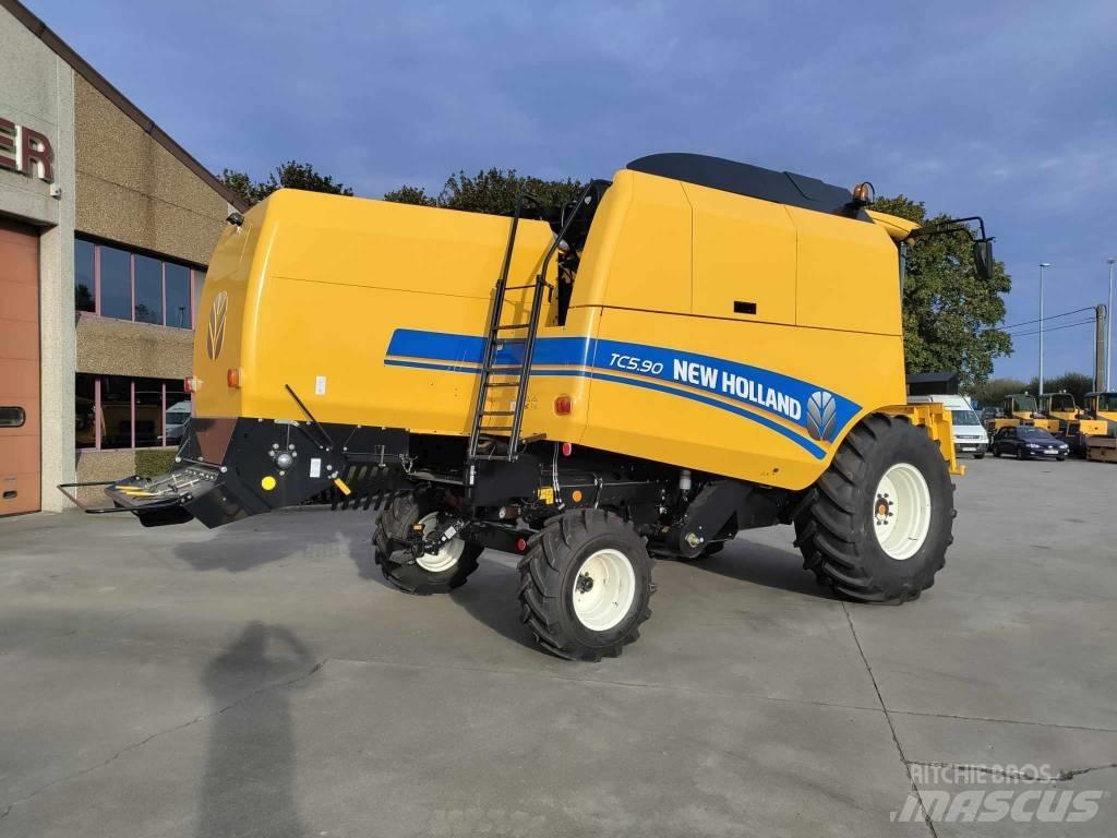 New Holland TC 5.90 コンバイン