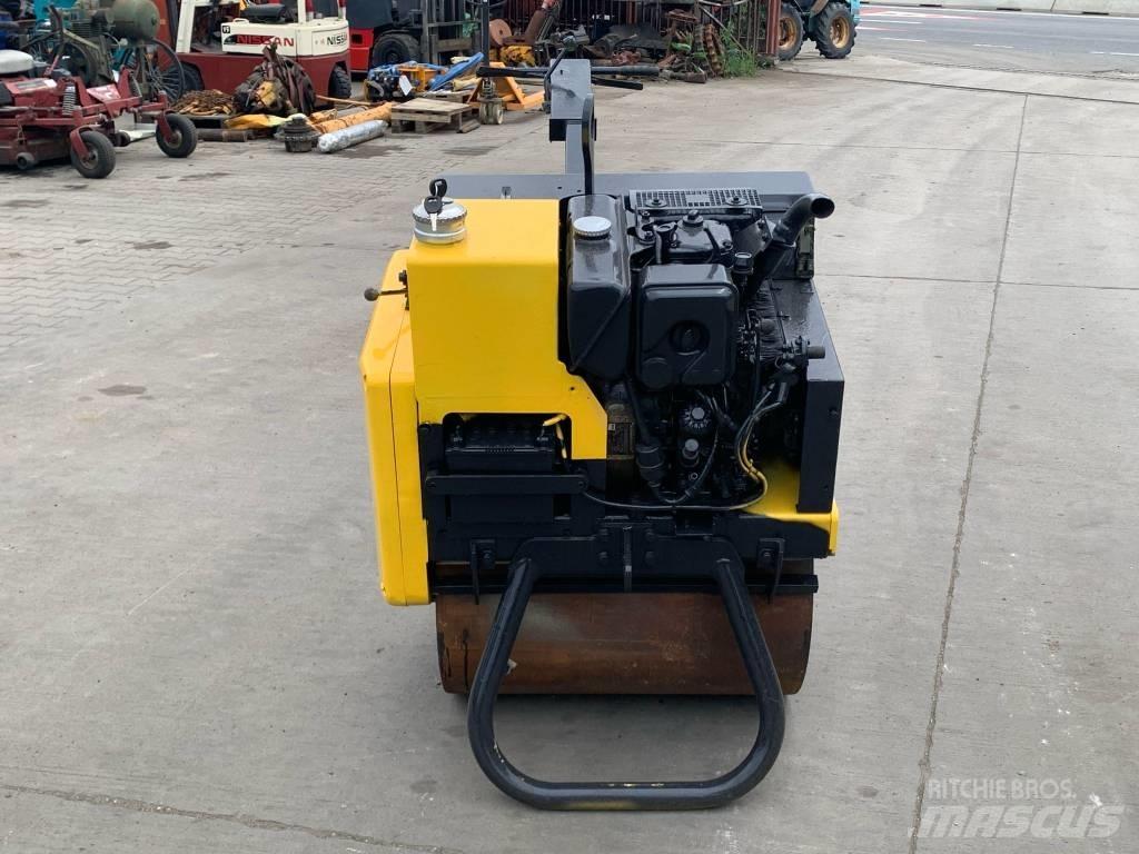 Mecalac MBR 71 牽引式ローラ